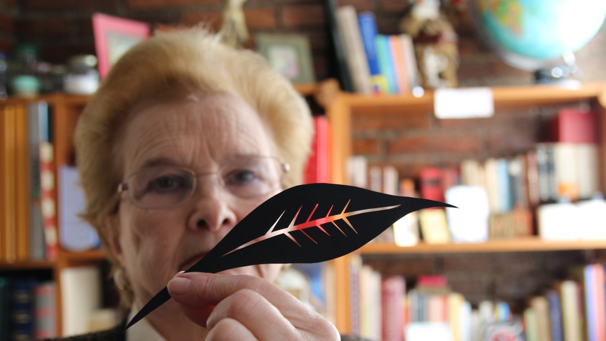 María Capulino, con una pieza creada para una de sus obras de técnica mixta, que llama ‘Retazos’.