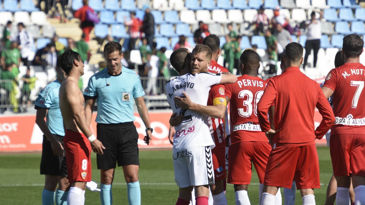 Los rivales se abrazan a un Almería que les da puntos.