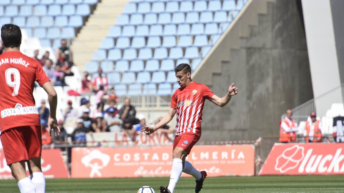 Rubén Alcaraz en una jugada ante el Albacete.