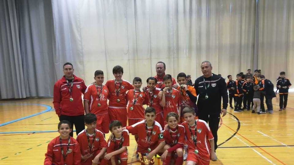 El Loma de Acosta con la copa y sus medallas.