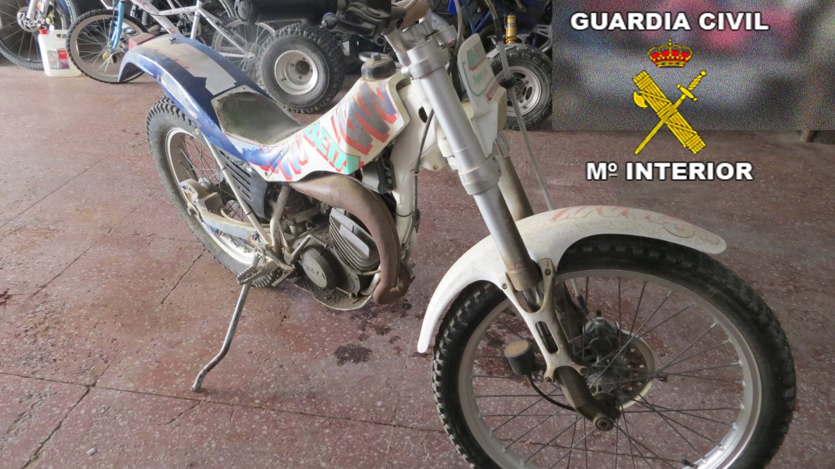 Uno de los vehículos recuperados por la Guardia Civil.