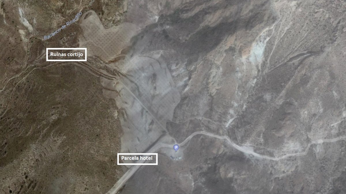Zona donde se encuentran las ruinas del cortijo y la parcela donde se proyecta el hotel.