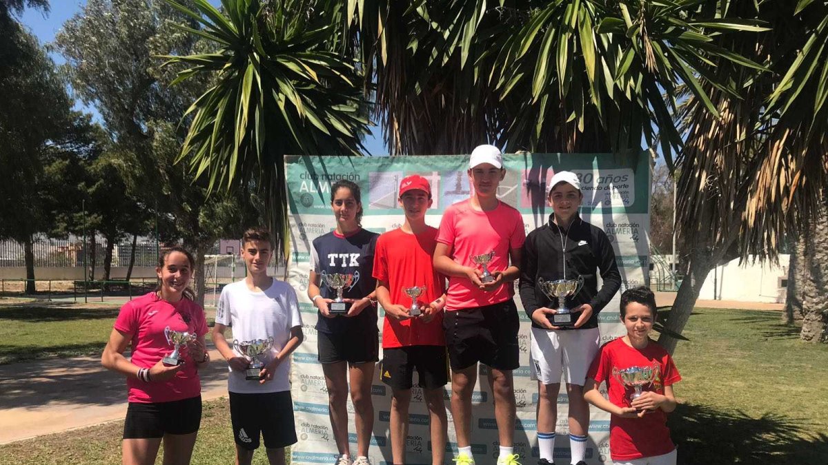 El podio del tenis provincial.