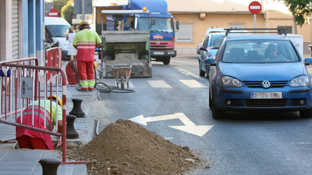 Imagen de archivo de unas obras de Aqualia realizadas en una calle de Almería.