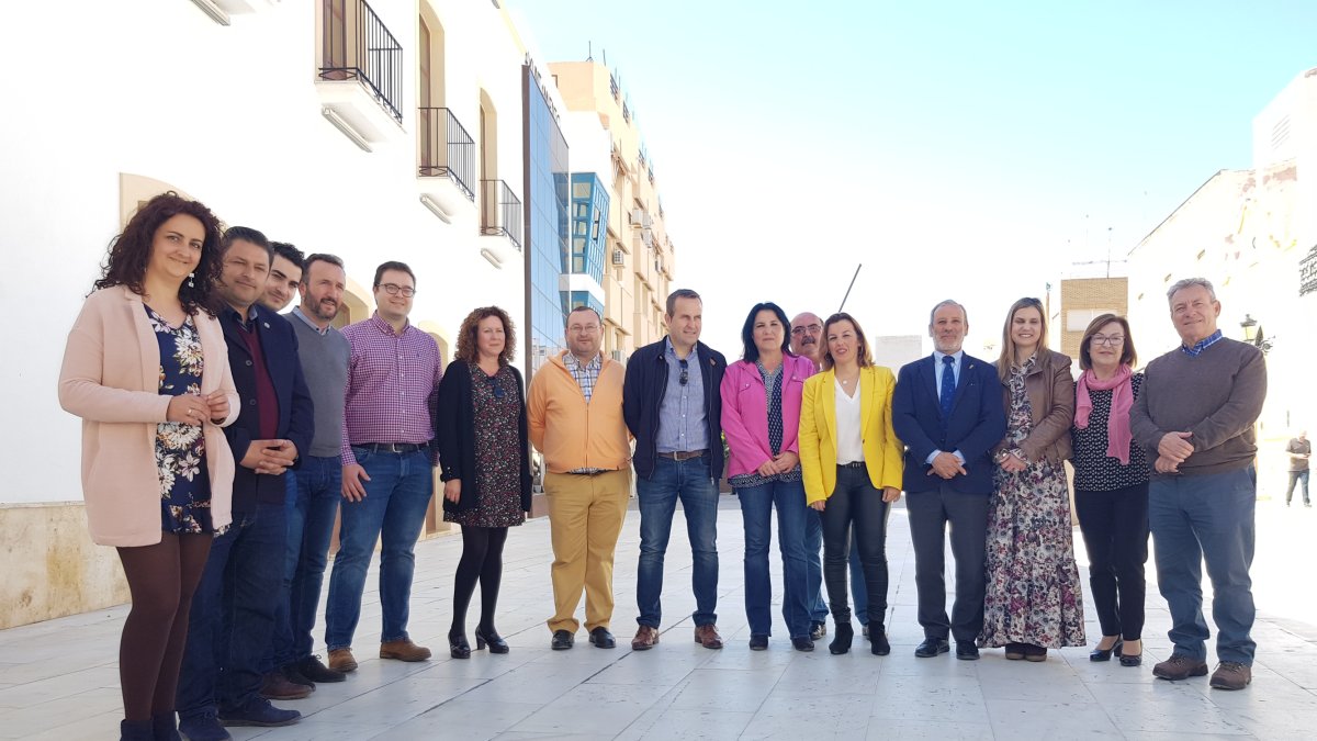 Alcaldes y concejales socialistas de la comarca del Levante se reunieron ayer con la parlamentaria Sonia Ferrer.