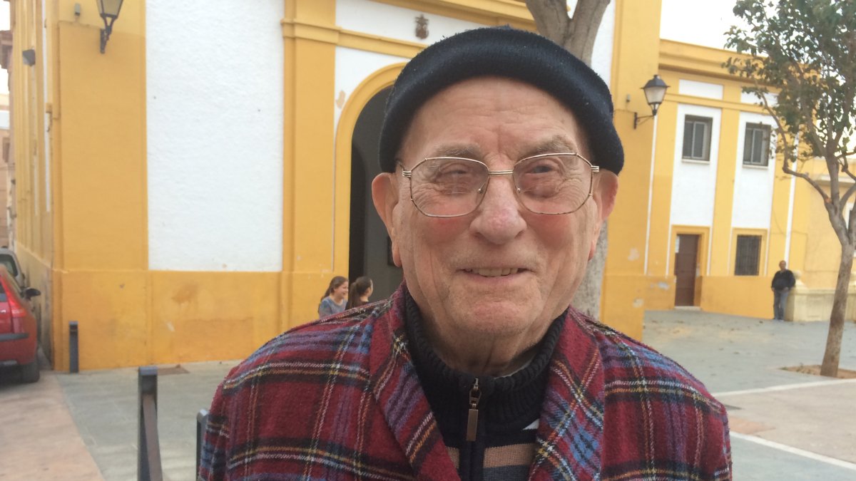 José Cruz pasea cada mañana por la Plaza de San Roque.