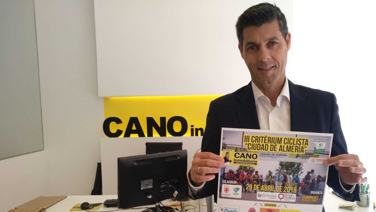 Jesús Cano con el cartel del Critérium.