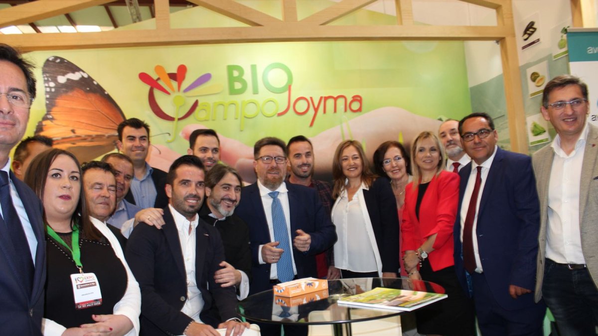 El consejero, Rodrigo Sánchez, y la alcaldesa, Esperanza Pérez, en uno de los stand