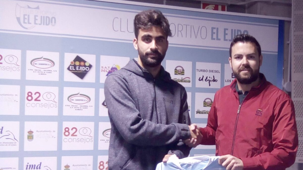 Samu Corral sellando su renovación con el director general celeste, Javi Fernández.