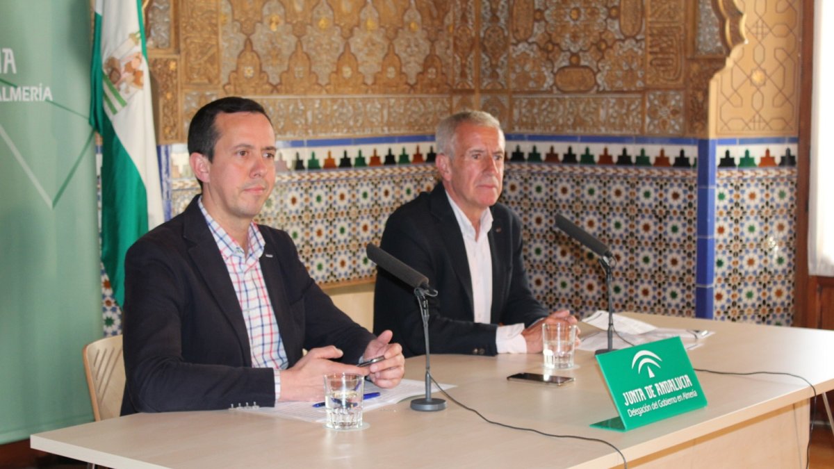 El delegado de Salud, José María Martín y el director general de Salud Responde, José María González, esta mañana en rueda de prensa.