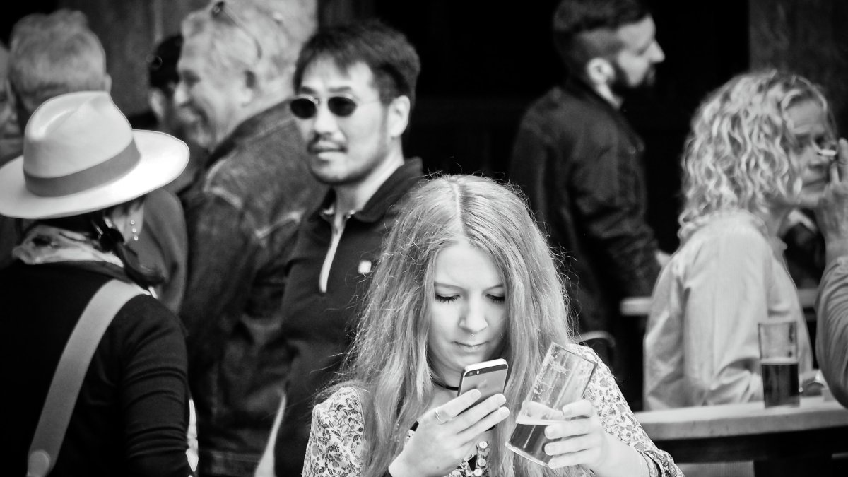 Una joven con una bebida alcohólica.
