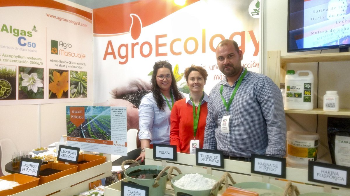 Equipo de AgroEcology en su stand en la feria.
