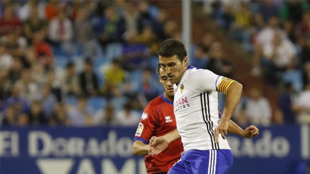 Zapater en un partido con el Zaragoza.