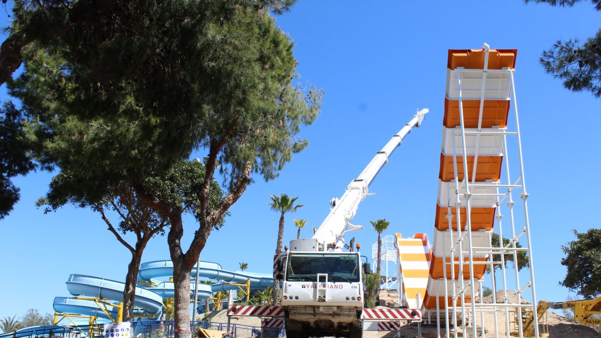 Trabajos de instalación de la nueva atracción en Aquavera.