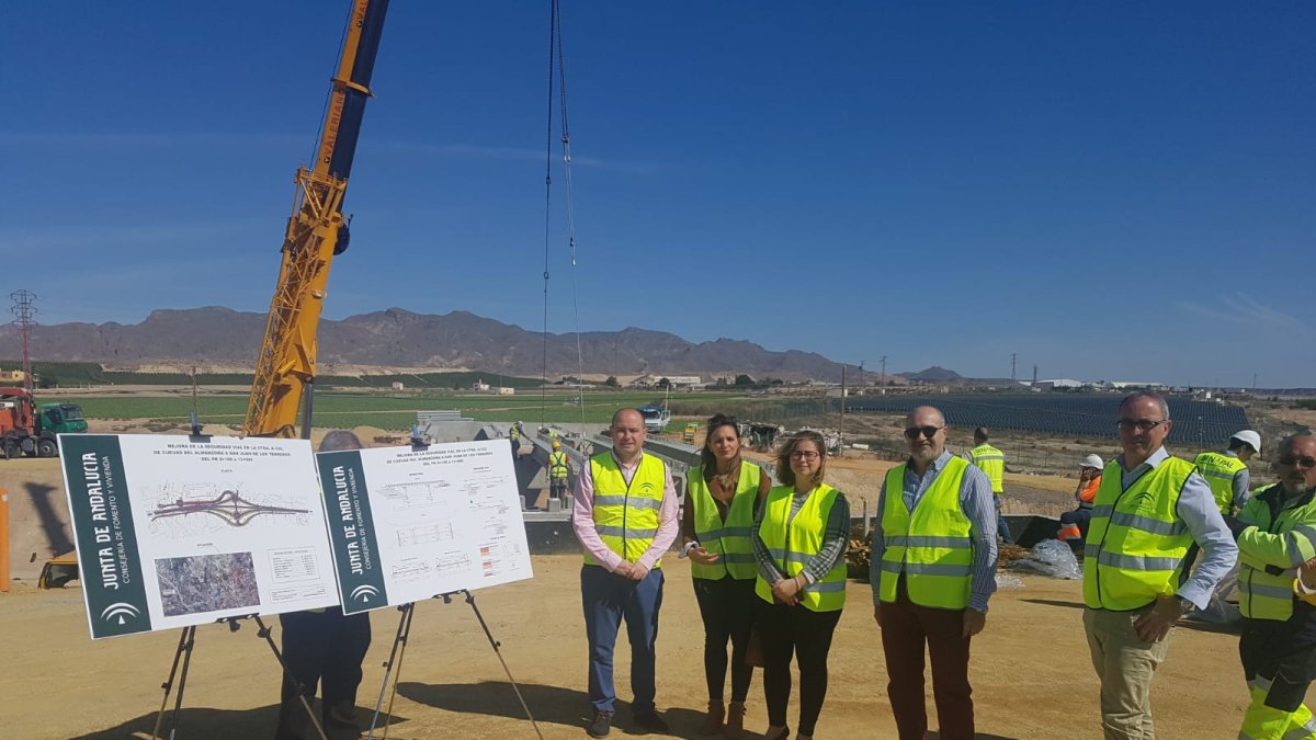 Obras en el paso superior en el acceso al polígono El Borja.