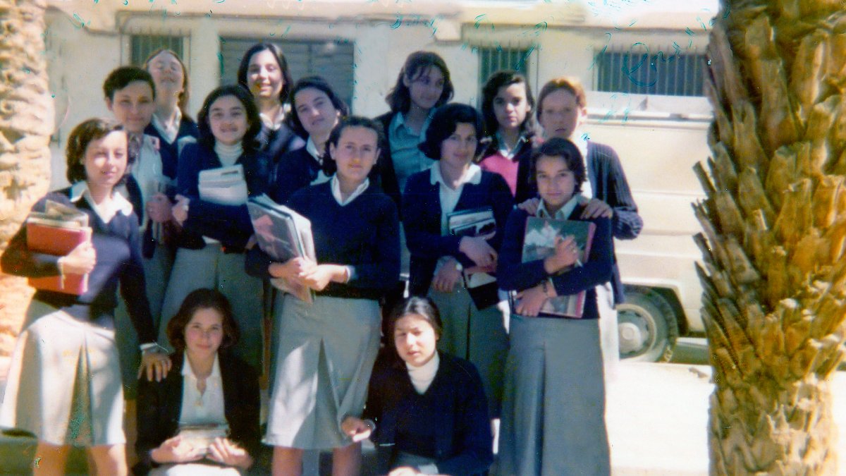 Un grupo de alumnas del curso 76-77, con el uniforme oficial de la escuela.