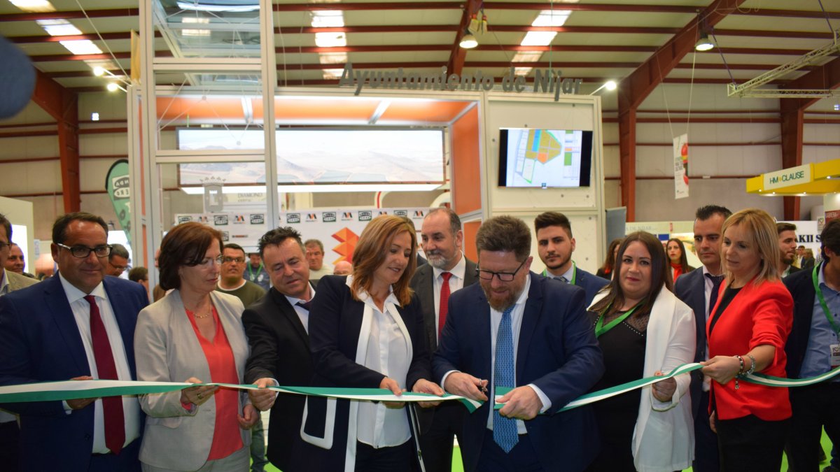 Corte de cinta para inaugurar la Expolevante nijareña