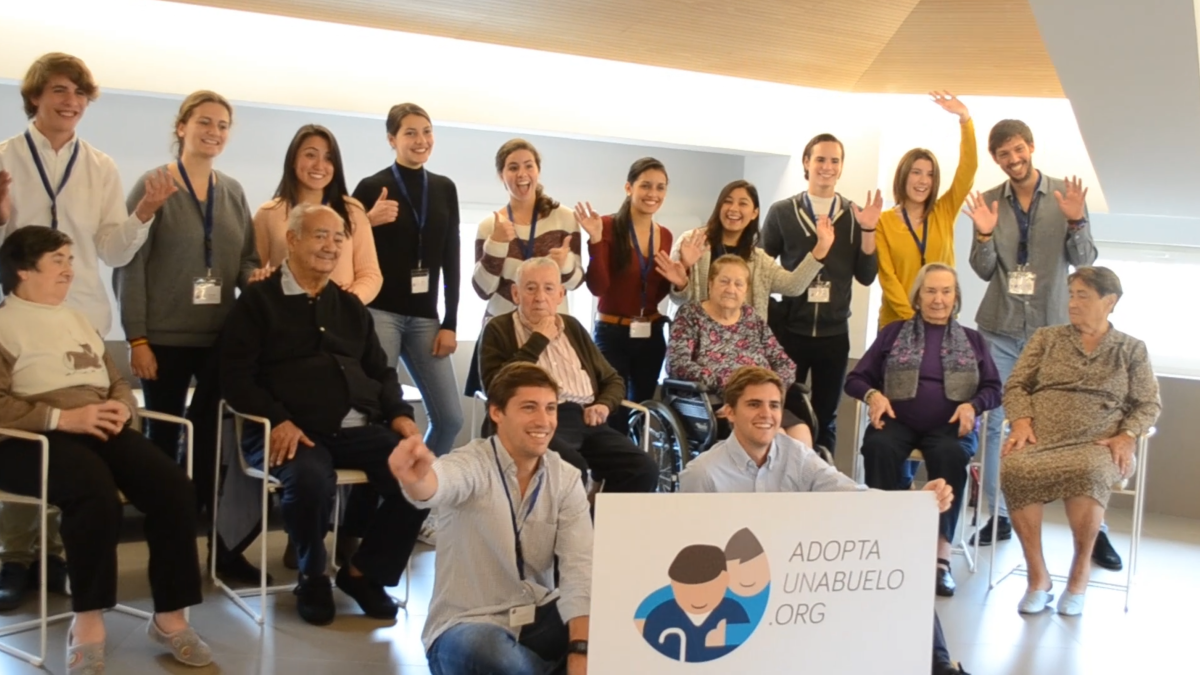 Un grupo de jóvenes voluntarios del proyecto, junto a mayores beneficiarios