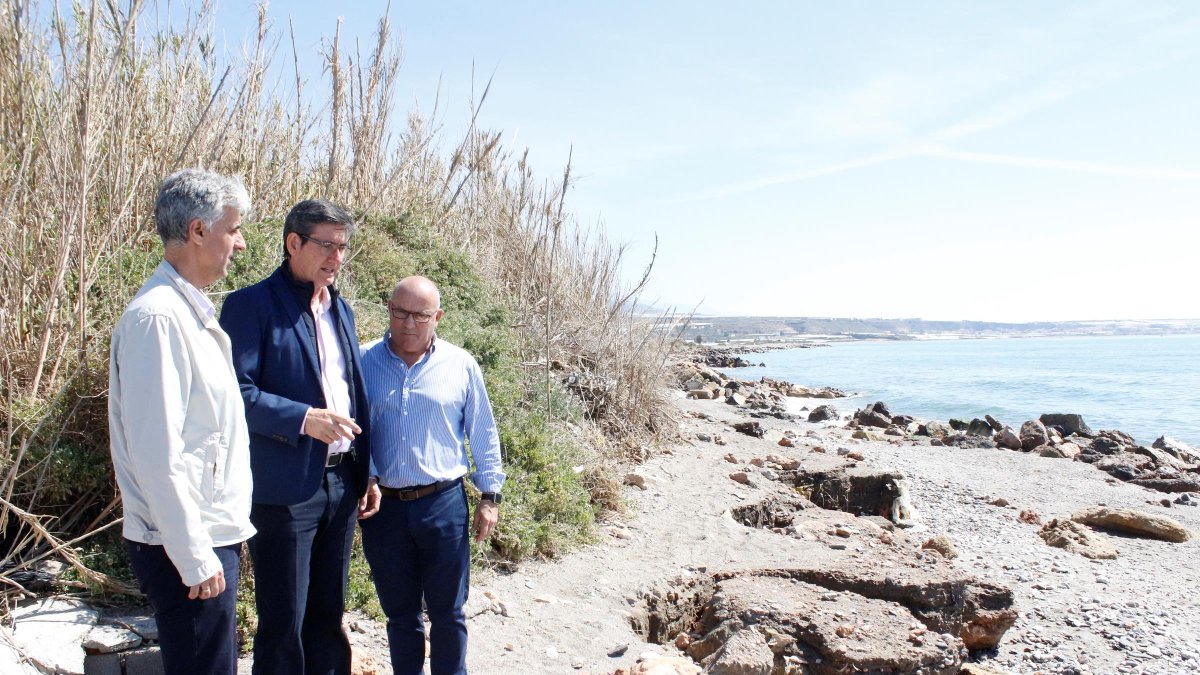 Visita del alcalde de Adra, Manuel Cortés, a la zona del Cauce.