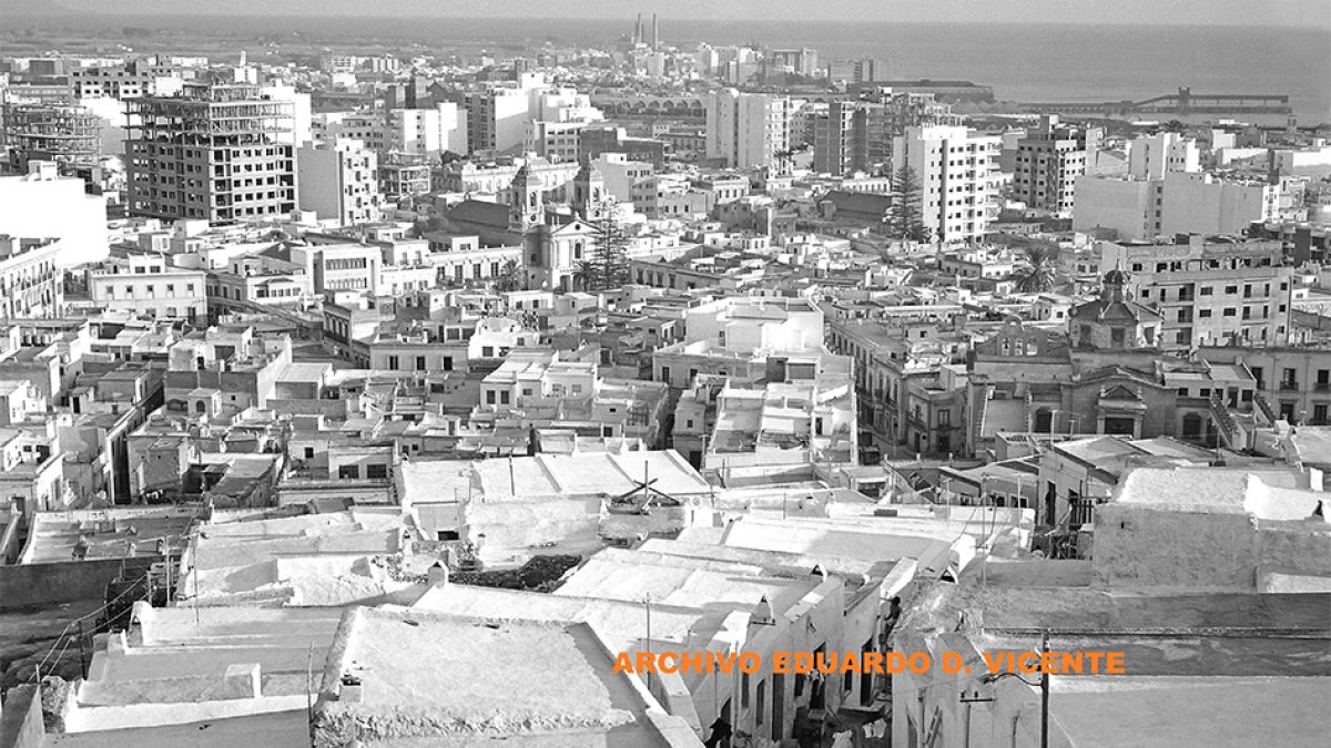 Finales de los sesenta. Desde el barrio de San Cristóbal se podía distinguir la nueva ciudad que se estaba tejiendo a fuerza de pisos gigantescos.