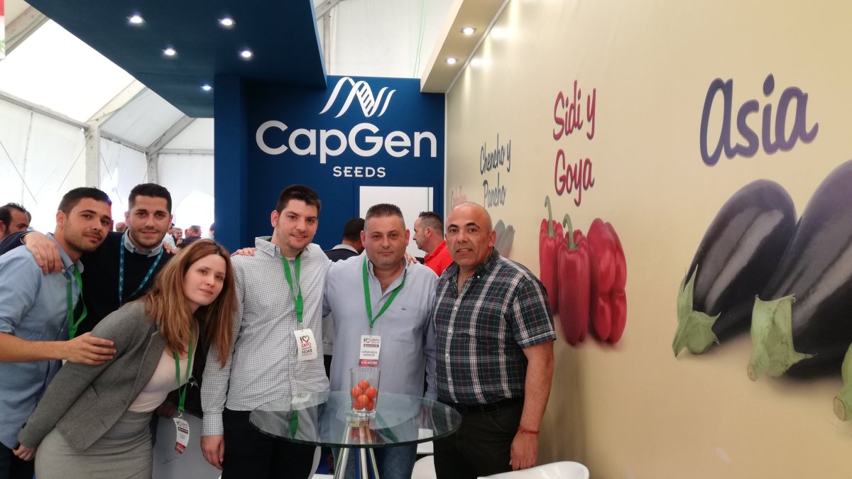 El equipo de CapGen Seeds en la feria agrícola.