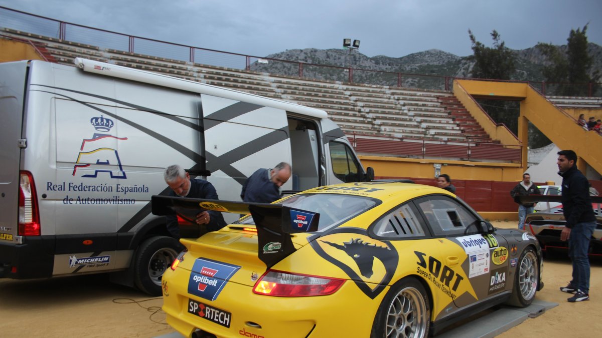 Manuel verificando su Porsche en la edición del año pasado