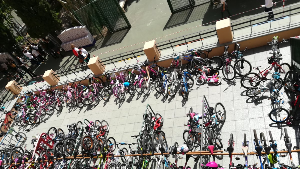 Aparcamiento totalmente lleno de bicicletas del alumnado del centro educativo.