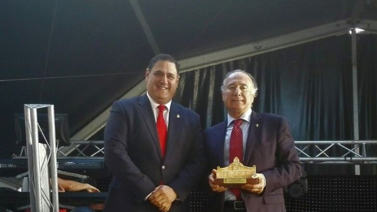 Francisco Alonso, alcalde de Canjáyar; y Luis Soria, director provincial de la Tesorería de la Seguridad Social en Almería.