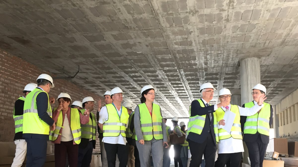 El vicepresidente andaluz, durante la visita que ha realizado a las obras del Hospital Materno-Infantil.