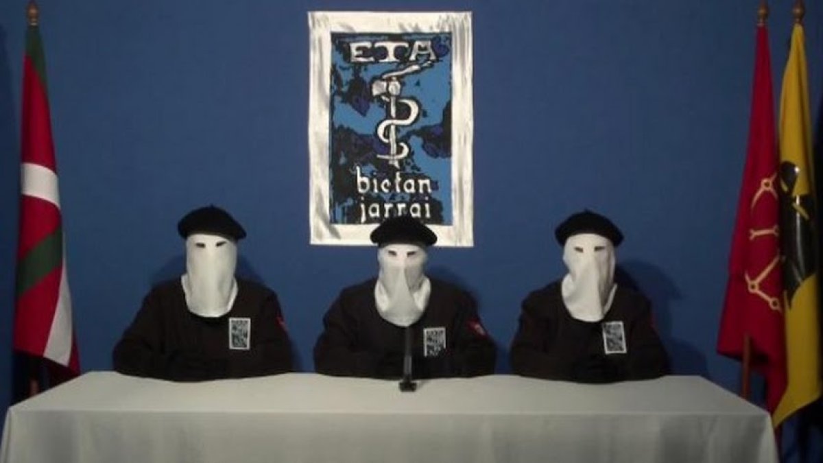 Tres miembros de ETA durante el anuncio de la próxima disolución de la banda.
