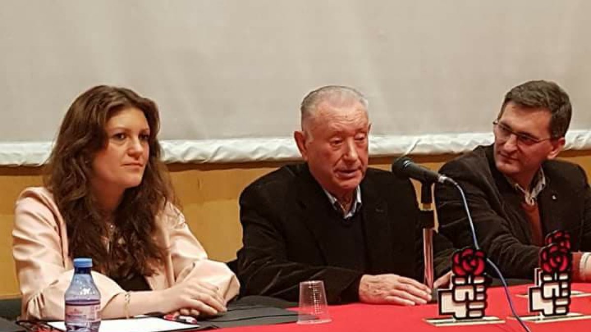 Puri Frías, a la izquierda, en un acto de partido.