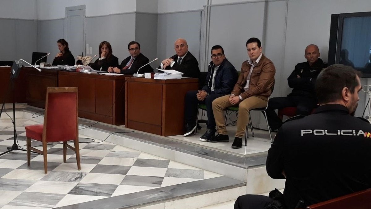 Los sobrinos acusados de presunto asesinato contra su tío, en el juicio.