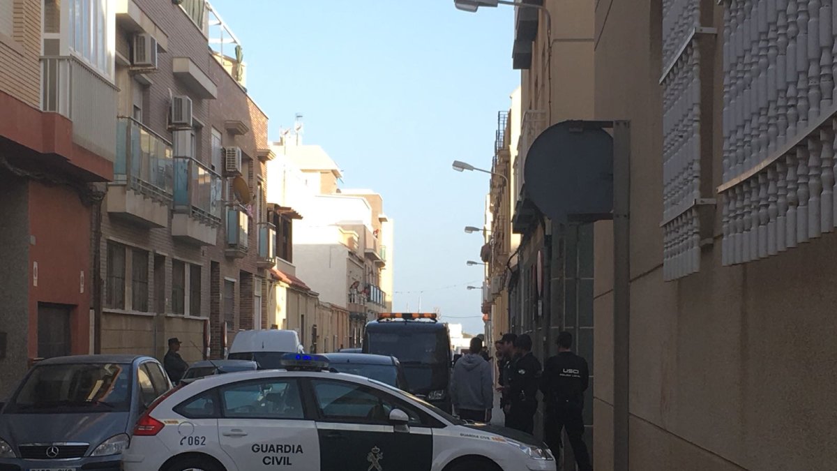 La calle de Balerma, acordonada tras el trágico incidente.