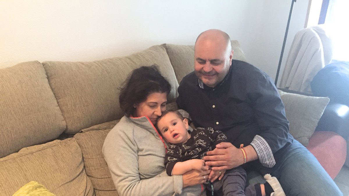 El matrimonio con su hijo Javier, un bebé de 13 meses. La mujer sufre una afasia global debido al trombo.