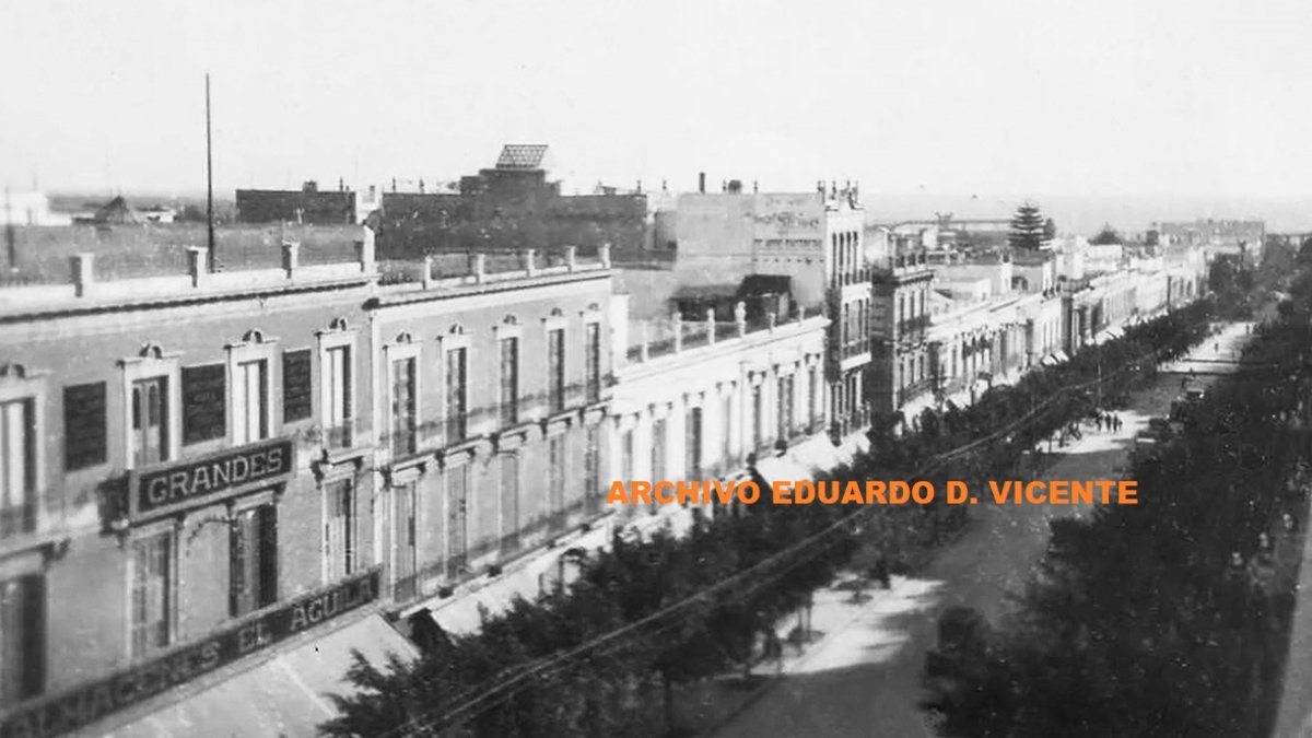 Durante décadas, la fachada de los Grandes Almacenes El Águila fue la mejor iluminada y la más decorada del Paseo.