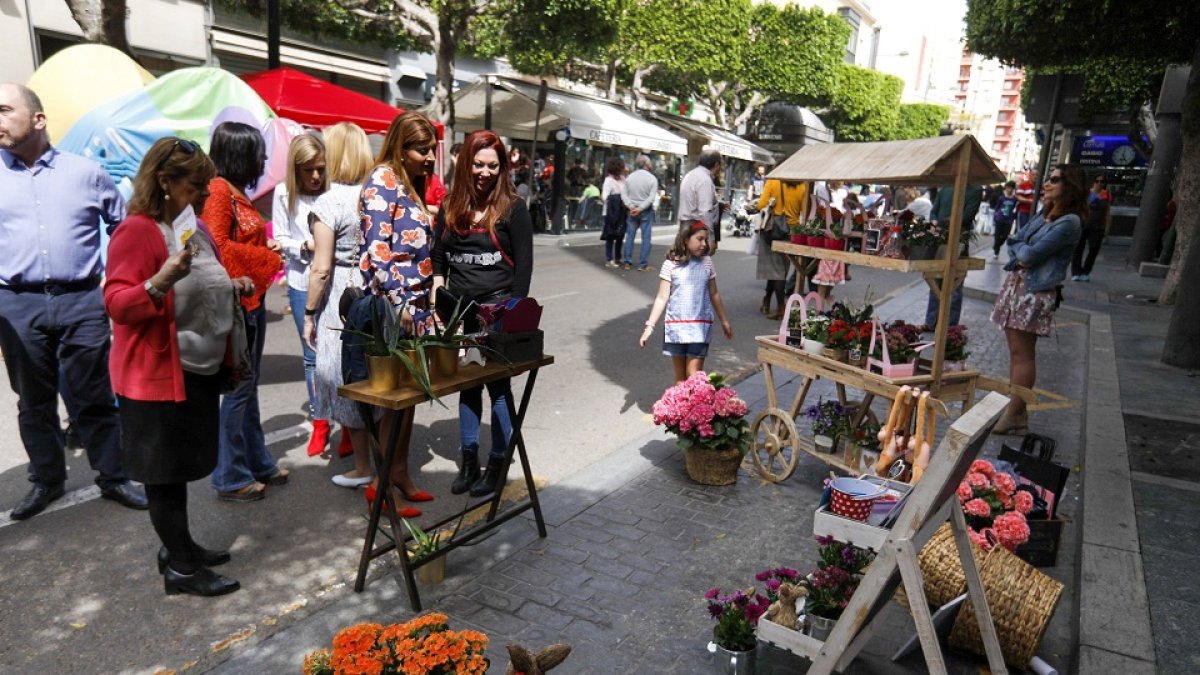 Numerosos almerienses y turistas se han echado a la calle.