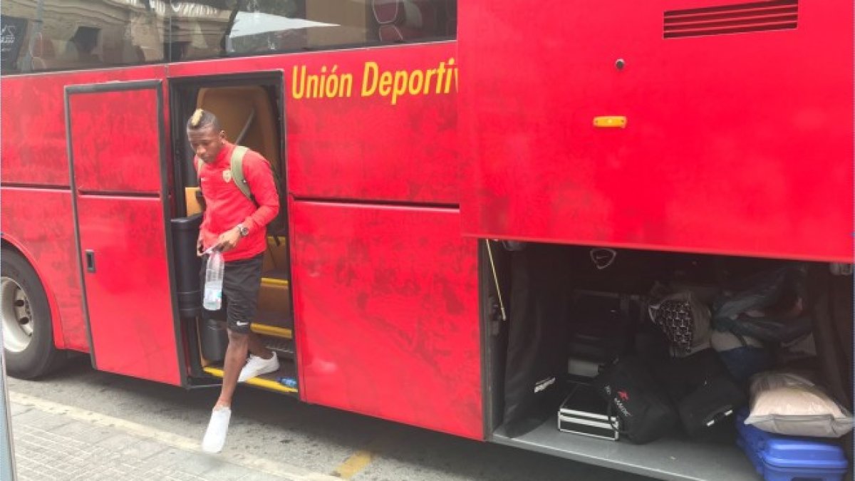 Los rojiblancos al llegar al Estadio de La Romareda para afrontar el partido.