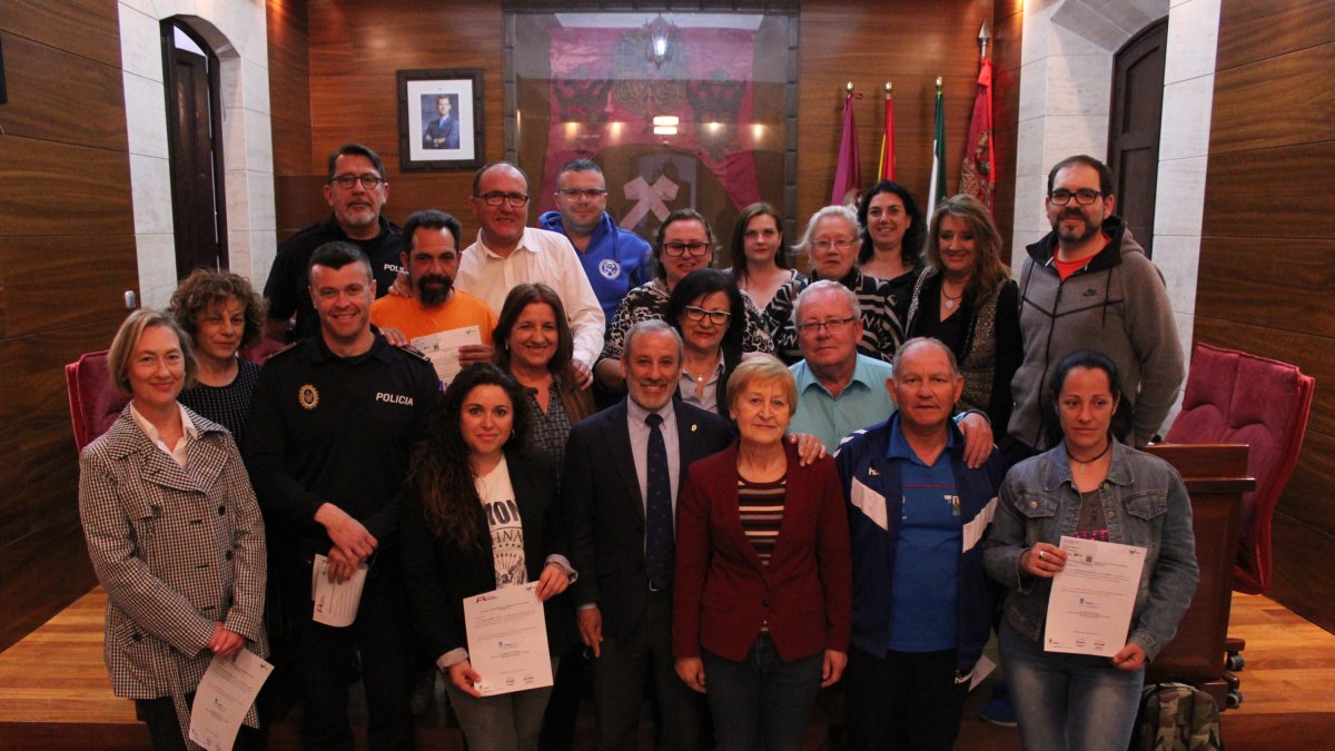 Entrega de diplomas a las personas que han realizado el curso de RCP.