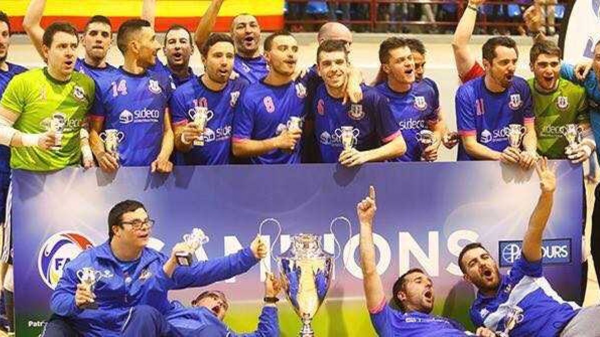 Paquito Peña celebrando el título de Liga.