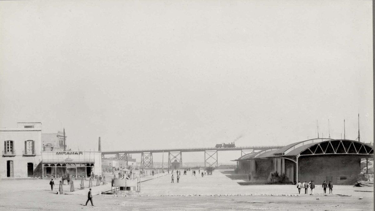 El andén de Costa, por donde hoy está la Fuente de los Peces, y el Cable al fondo, en una imagen de Antonio Mateos de 1909.