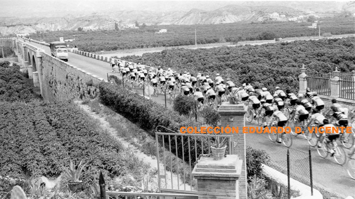 El puente de rioja fue una gran obra que acabó siendo un punto negro en el tráfico debido a su estrechez.