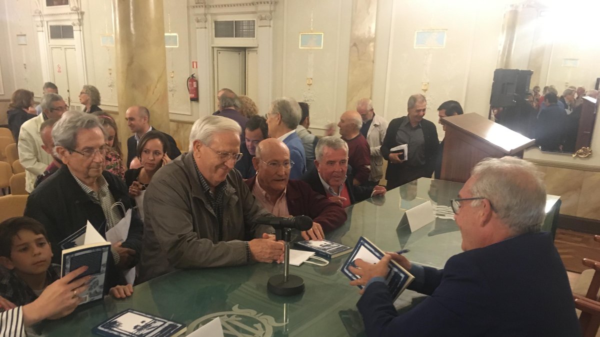 José Miguel Polo no paró de firmar libros.