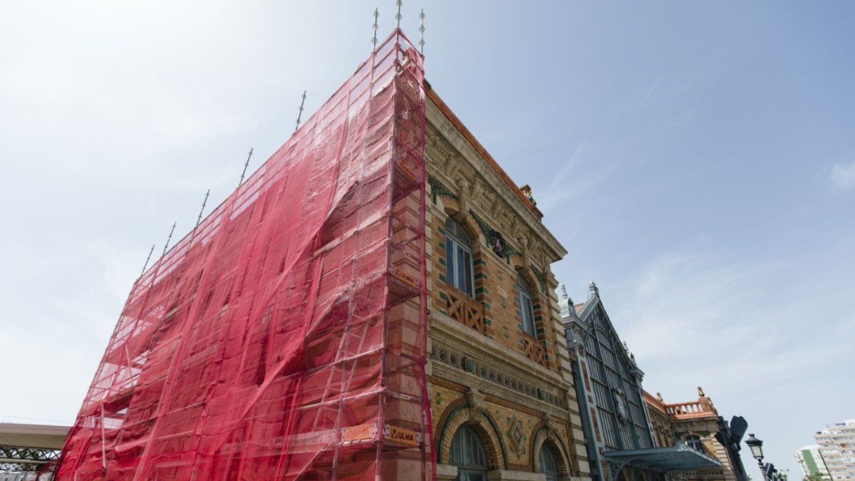 Andamiaje cubriendo la vieja Estación de Almería.