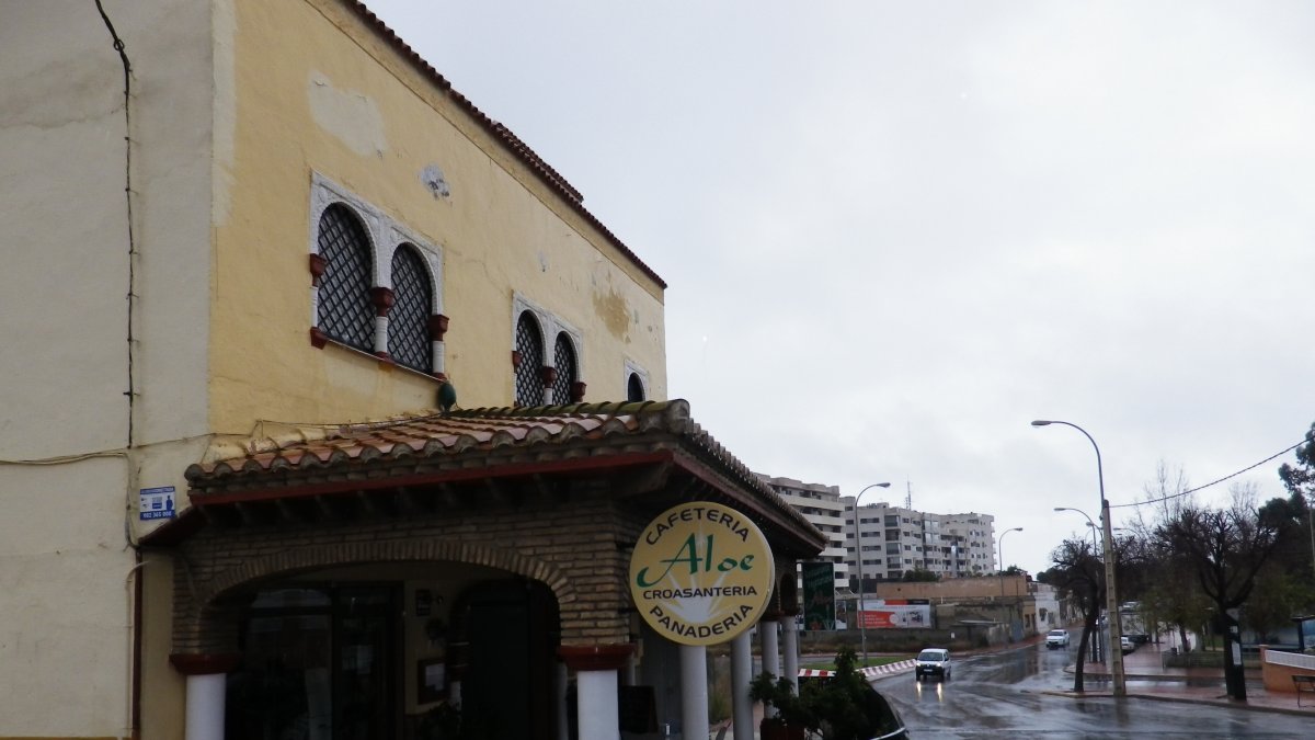 El restaurante Aloe aún conserva la fachada de un edificio del Cortijo de los Méndez.