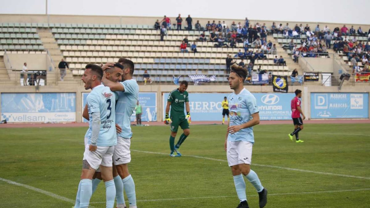 Los jugadores celestes celebrando el gol al Marbella.