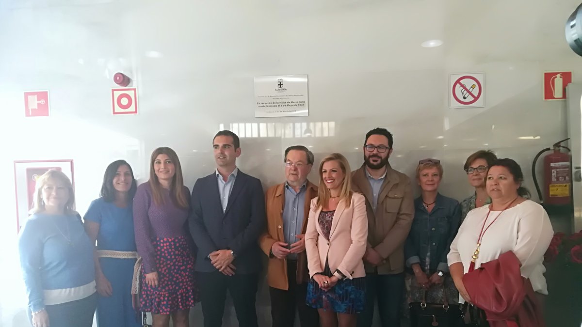 Foto de familia de los miembros de la Corporación y Antonio Sevillano al descubrir la placa