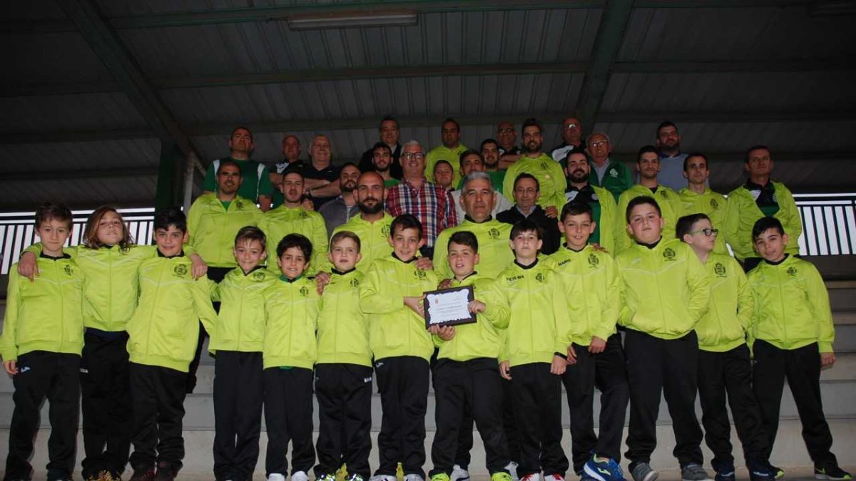 El alcalde Ismael Torres con sus jóvenes deportistas.