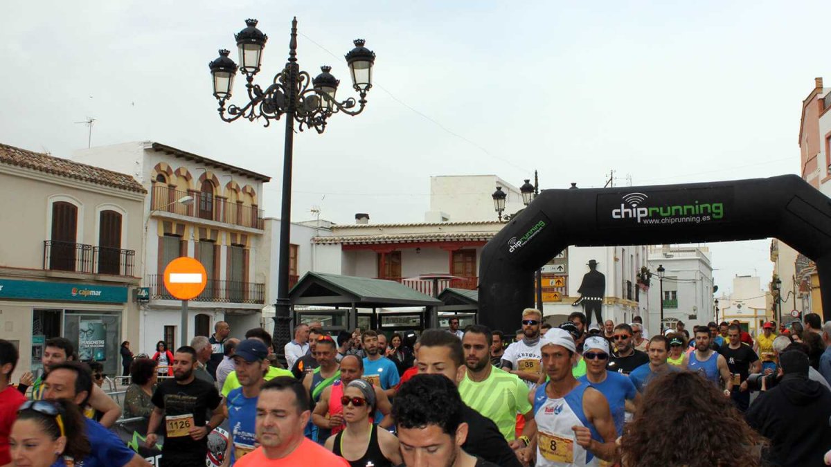 Los corredores tomando la salida.