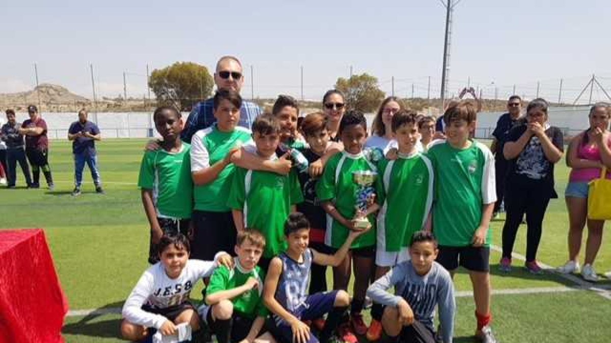 Los ganadores del torneo levantando la Copa.