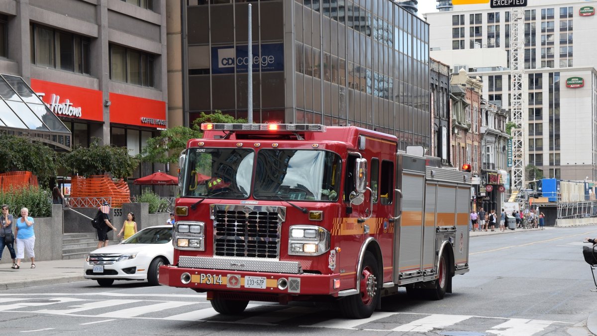 Un camión de bomberos en una calle de Toronto.